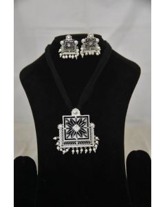 SILVER PLATED NECKLACE